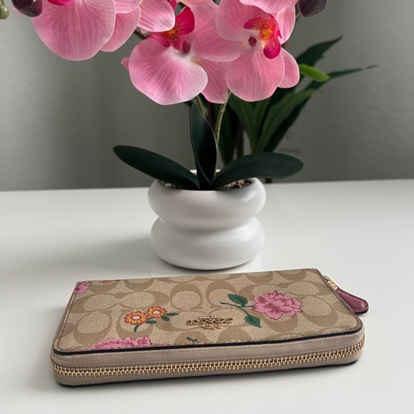 Coach zip around wallet in prairie rose print - Picture 3 of 11